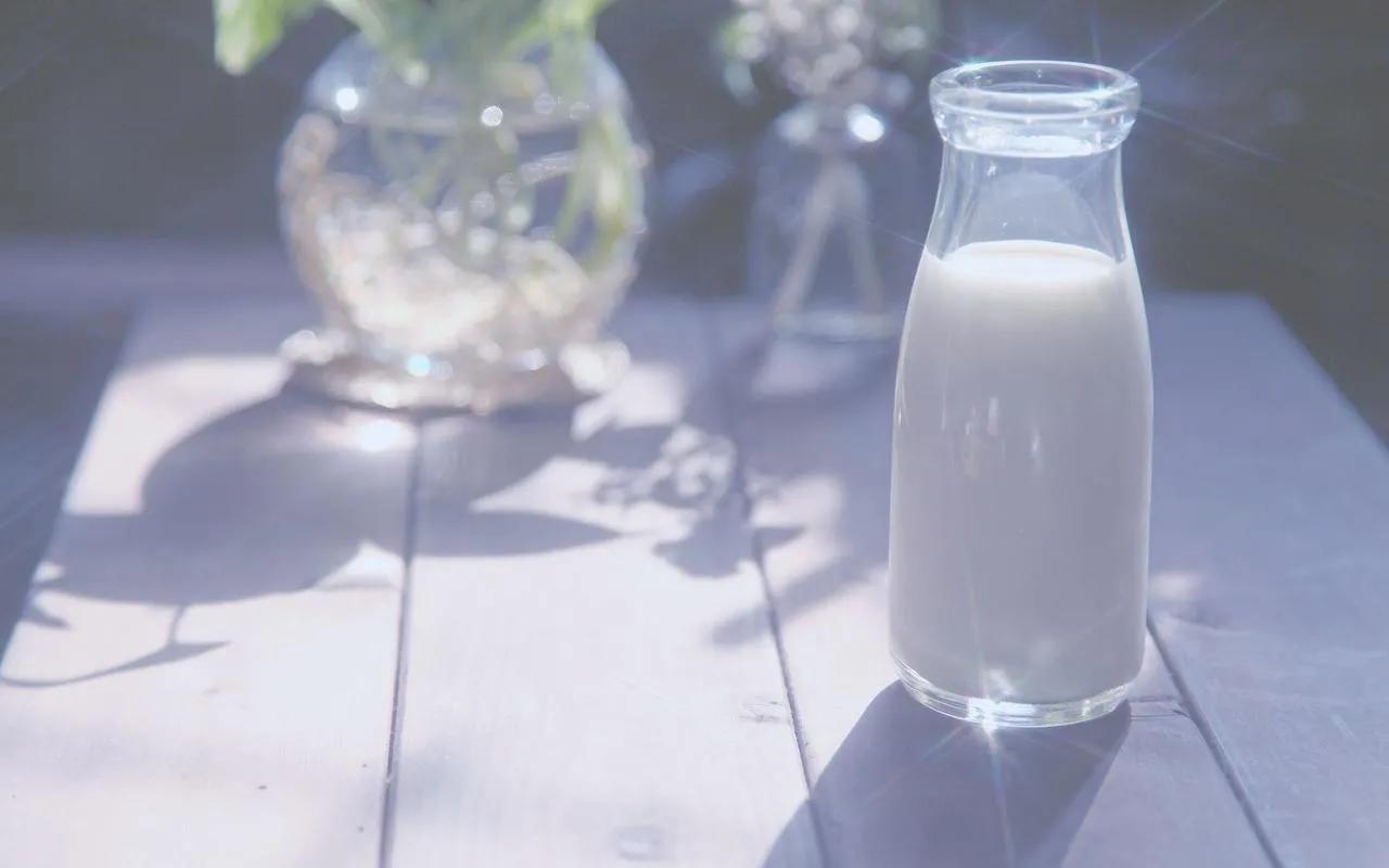 纯牛奶可以煮沸了喝吗，牛奶加热营养会流失吗为什么-梦路生活号