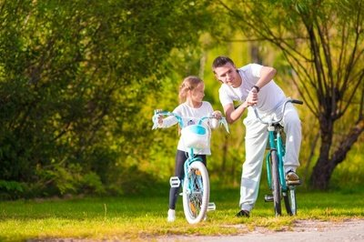 儿童骑自行车的好处和坏处，儿童如何科学骑车的方法-梦路生活号