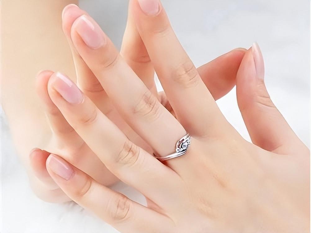 中指戴戒指什么意思，戒指戴中指是结婚了吗-梦路生活号