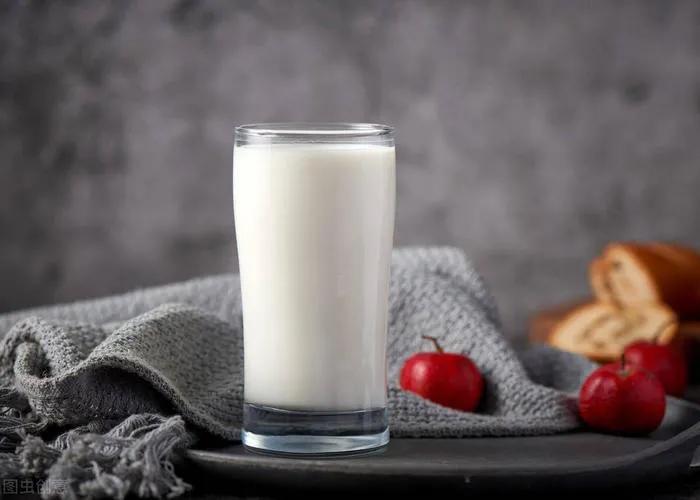 纯牛奶可以煮沸了喝吗，牛奶加热营养会流失吗为什么-梦路生活号