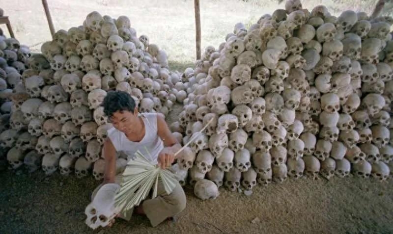 柬埔寨红色高棉历史事件（柬埔寨红高棉事件死了多少人）-梦路生活号