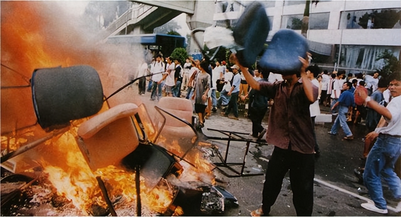 1998年印尼排华事件（回顾印尼屠杀华人的历史）-梦路生活号
