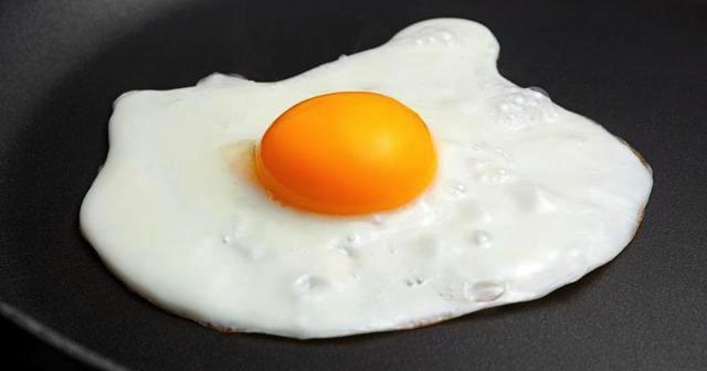 一个鸡蛋的热量是多少大卡，聊一聊减肥人士必知的鸡蛋知识-梦路生活号